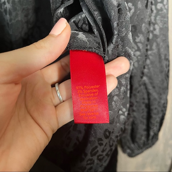 .:🌼3/$30🌼NWOT Jennifer Lopez Leopard Printed Silky Wrap Blouse Size Small - Picture 13 of 16